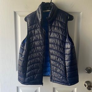 Old navy puffer vest 💙